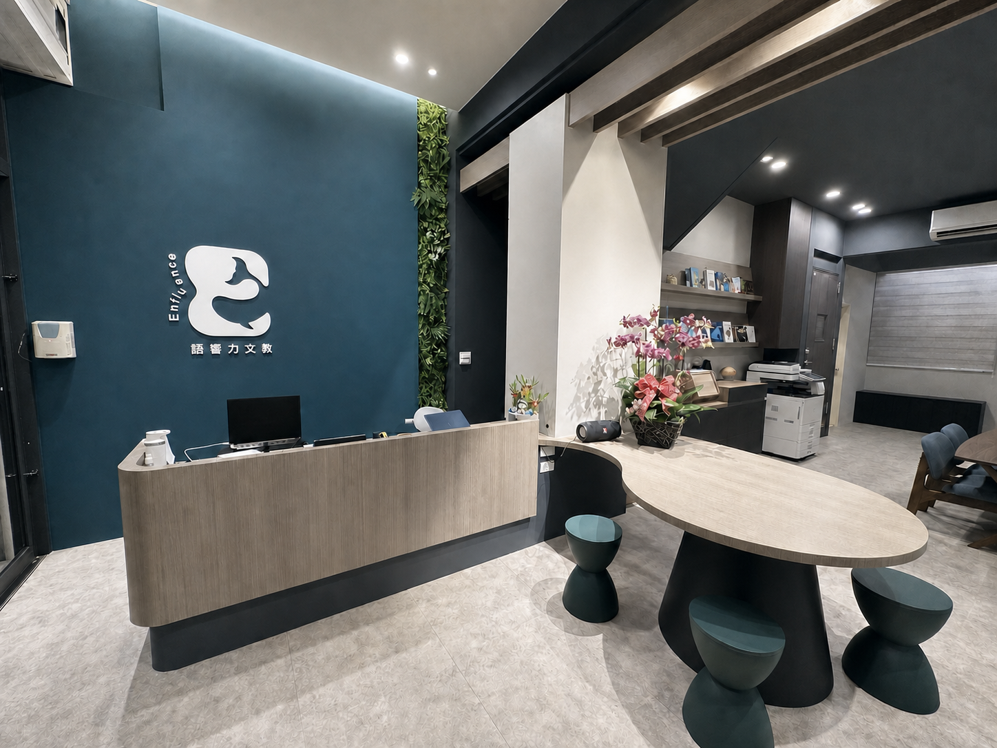 Enfluence reception, logo wall and shared learning table